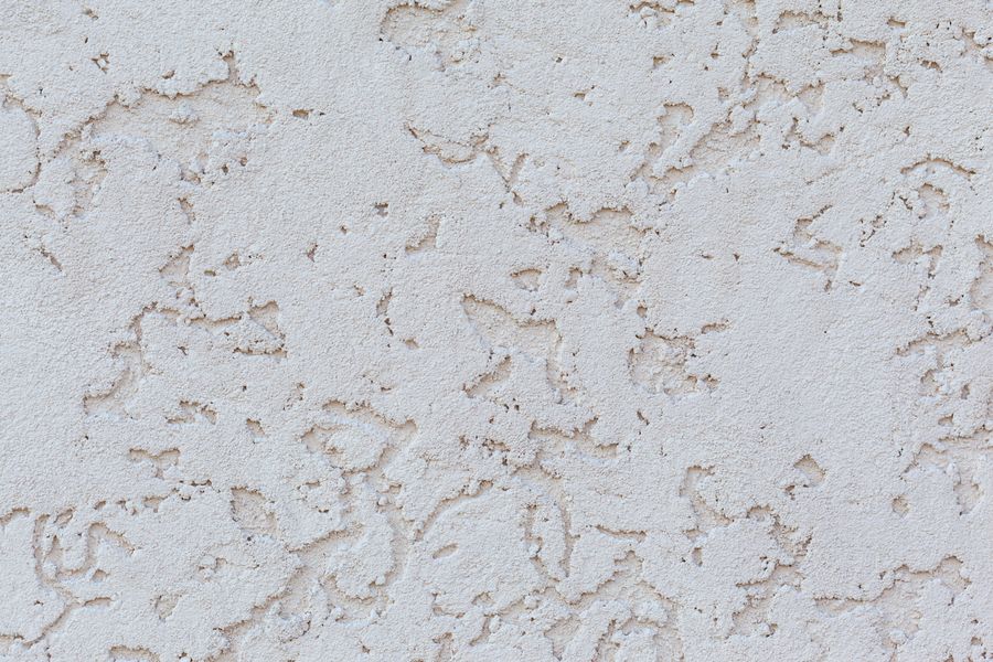 Weiße Wand mit dekorativer Spachteltechnik-Struktur
